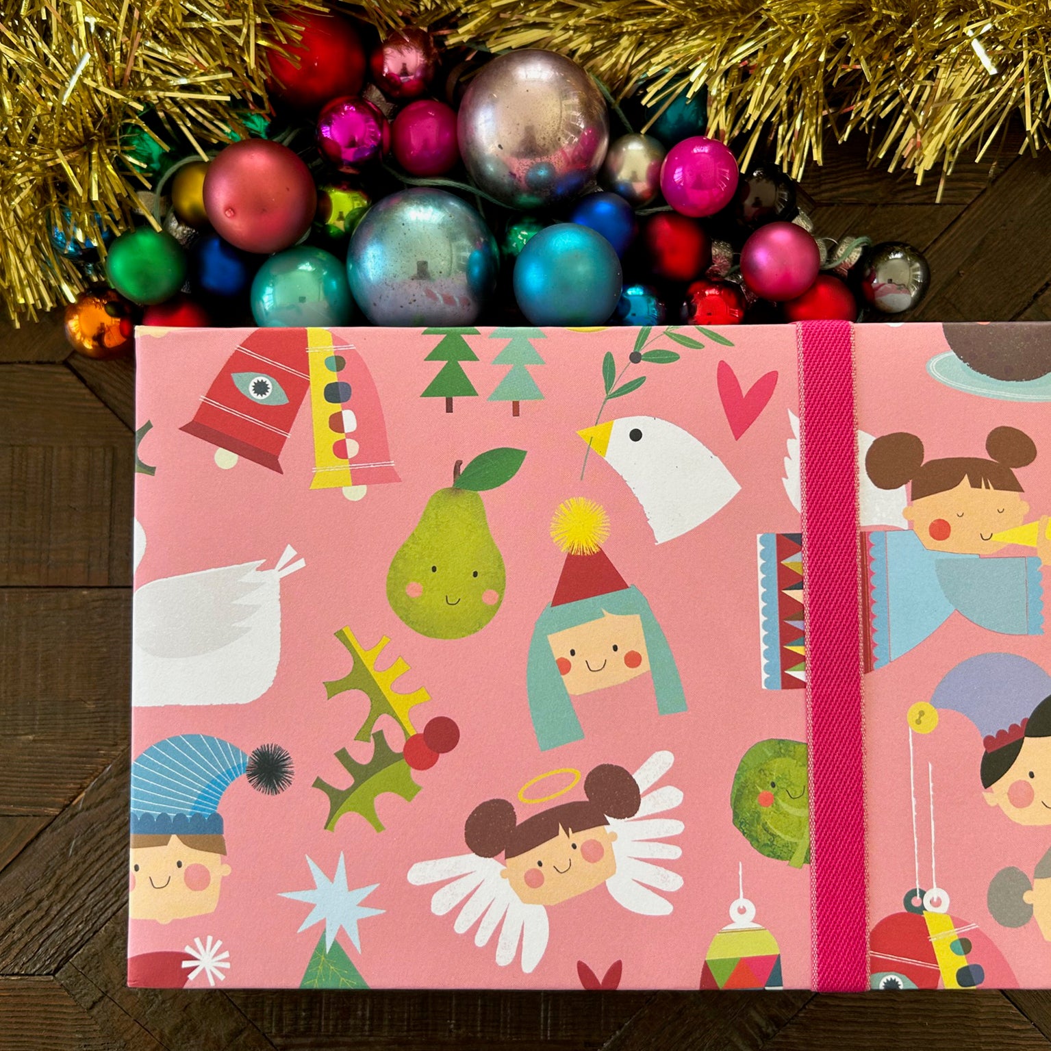 WP134 christmas characters wrapping paper
